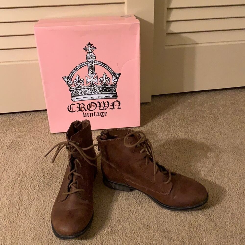 Crown Vintage brown lace up boots‎